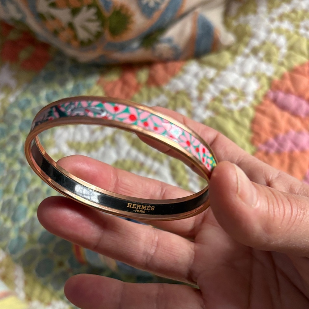 Pink and Gold Enamel Bangle Bracelet
excellent condition
Perfect for spring